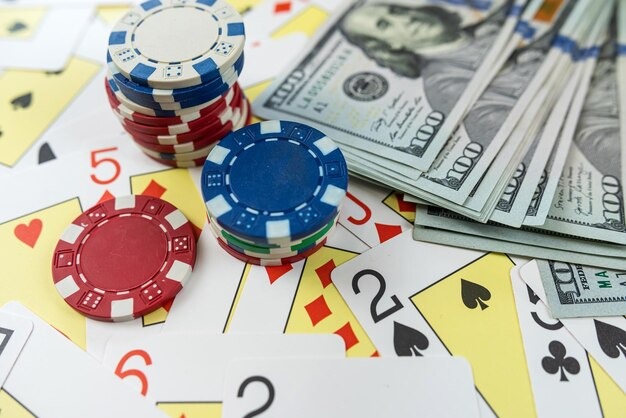 Live dealer spinning the roulette wheel in durian togel French Roulette studio
